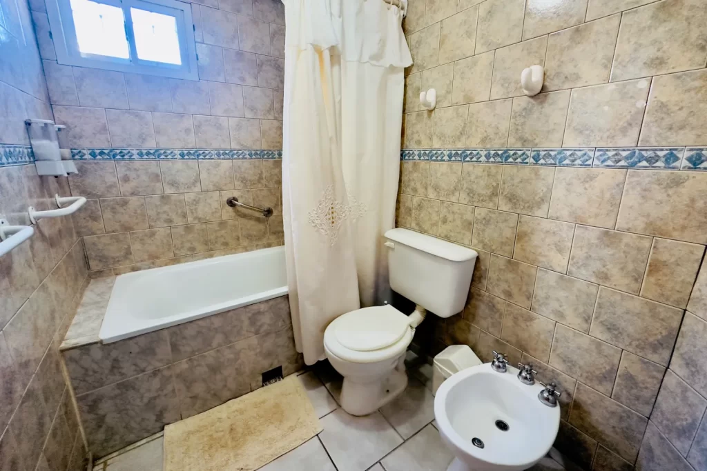 Fotos de Al Sur Apart de Malargüe 15 Baño principal en aparts de 2 o 3 ambientes y 1 o 2 baños en Al Sur Apart de Malargüe Mendoza