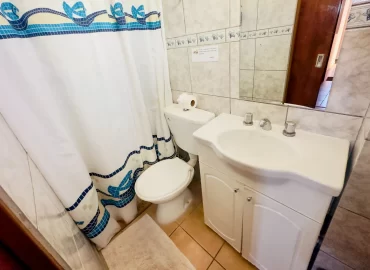 Confortable habitación triple | Alojamiento en Malargüe para 3 personas 3 Baño con ducha, lavatorio, inodoro y vidematic de las habitaciones singles y dobles matrimoniales del Al Sur Apart de Malargüe Mendoza