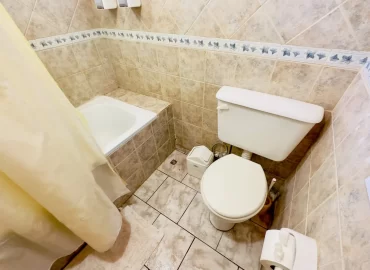 Alquiler en Malargüe: Apart Ideal para 3-4 Personas 7 Vista baño principal del apart 3-4 pax de 2 ambientes 1 baño en Al Sur Apart de Malargüe, Mendoza