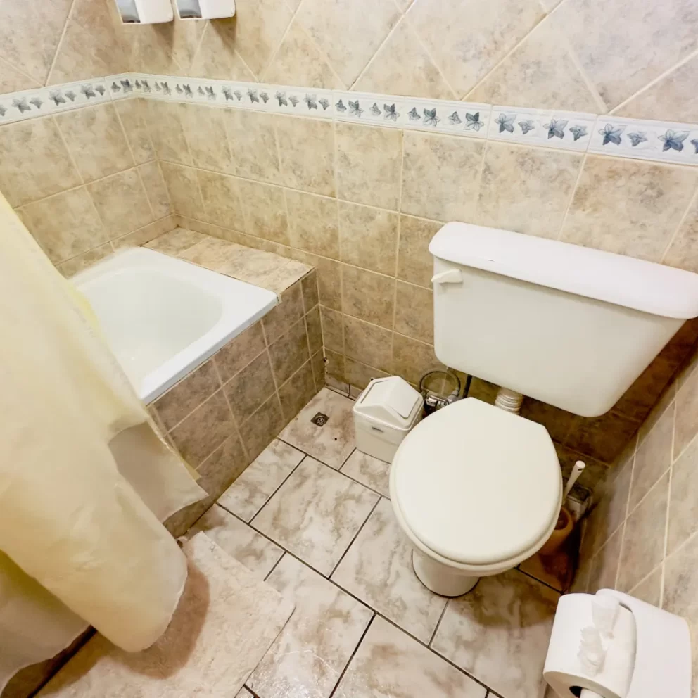 Estimados Huéspedes: Nuestro Apart Hotel en Malargüe 7 Vista baño principal del apart 3-4 pax de 2 ambientes 1 baño en Al Sur Apart de Malargüe, Mendoza