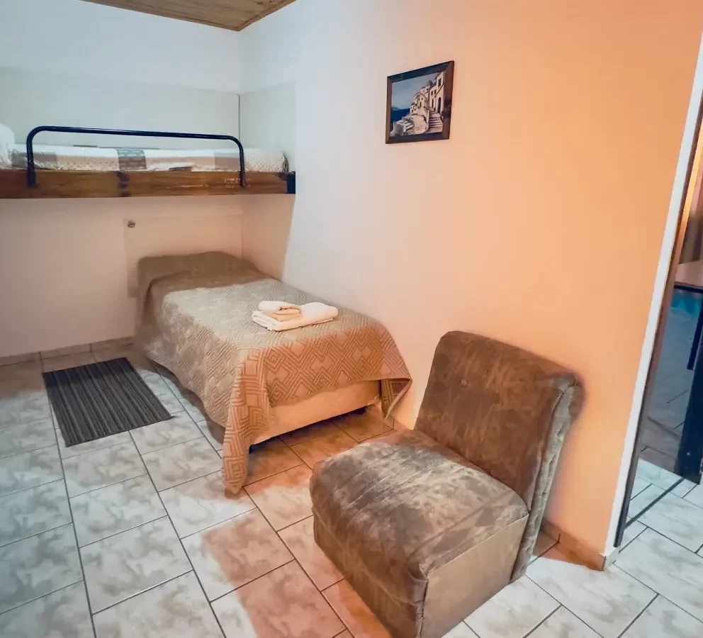 Estimados Huéspedes: Nuestro Apart Hotel en Malargüe 3 Sector de cama individual y marinera del apart 2 ambientes 1 baño para 3-4 pax de Al Sur Apart de Malargüe, Mendoza