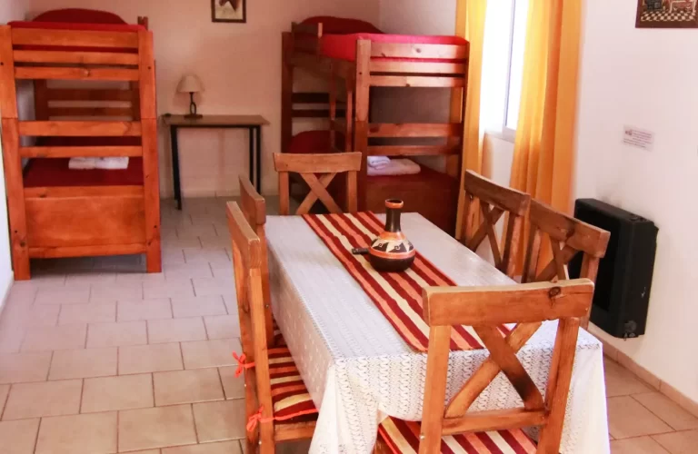 Fotos de Al Sur Apart de Malargüe 2 Living comedor de un apart 3 ambientes 2 baños en Al Sur Apart de Malargüe Mendoza.. Tienen 2 cuchetas