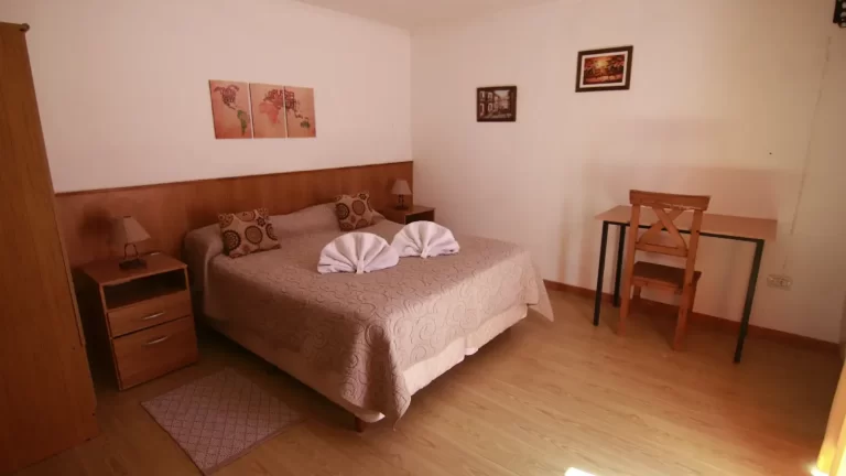 Fotos de Al Sur Apart de Malargüe 8 Habitacion principal con baño en suite de los Aparts de 3 ambientes 2 baños en Al Sur Apart - Malargüe Mendoza