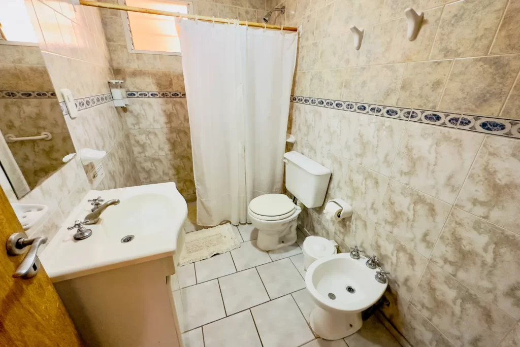 Fotos de Al Sur Apart de Malargüe 5 Baño principal de un apart 3 ambientes 2 baños en Al Sur Apart, de Malargüe Mendoza