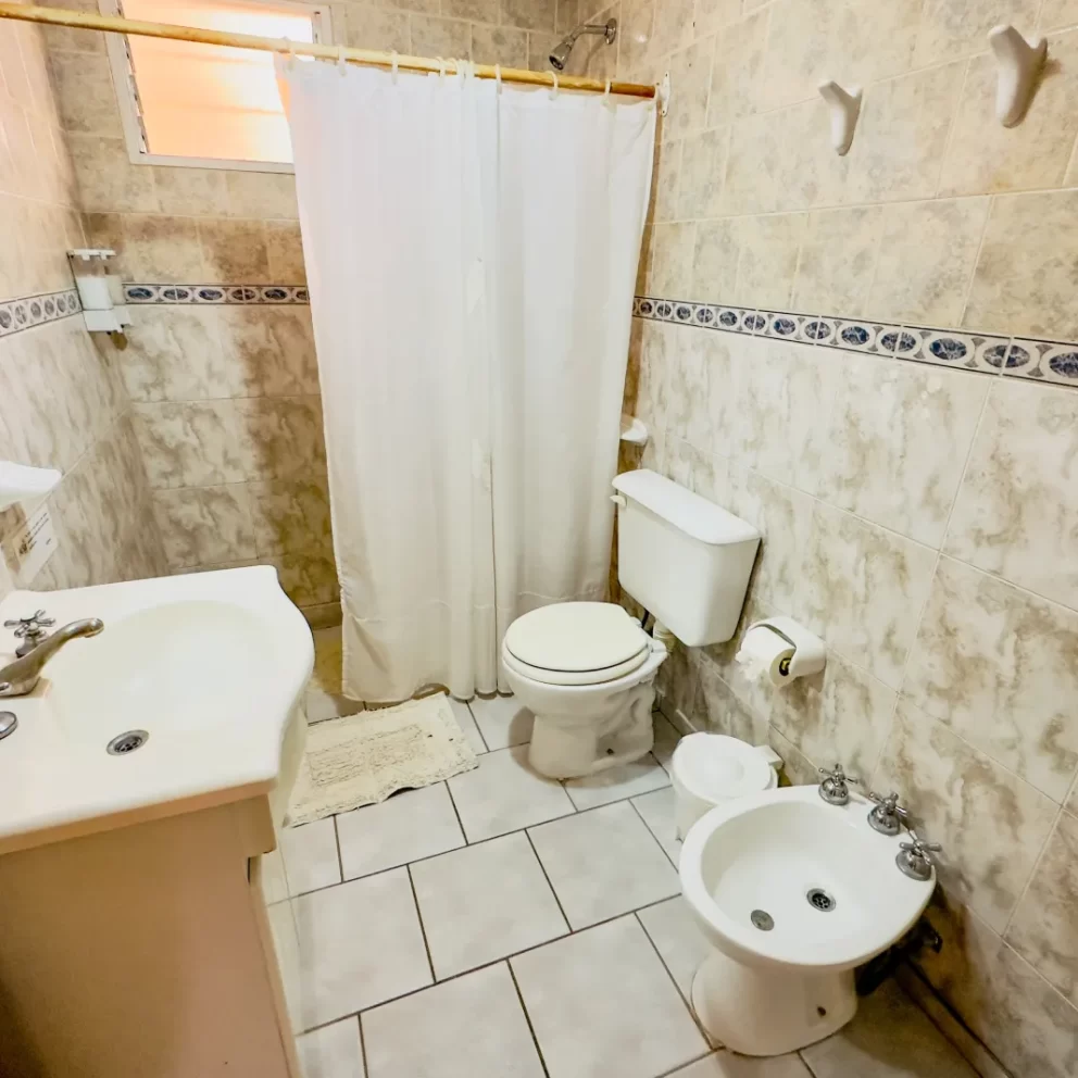 Estimados Huéspedes: Nuestro Apart Hotel en Malargüe 21 Baño principal de un apart 3 ambientes 2 baños en Al Sur Apart, de Malargüe Mendoza