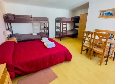 Alojamiento Económico en Malargüe – Habitación Séxtuple Ideal para Grupos y Familias 2 Amplia habitacion sextuple con cuchetas y cama matrimonial, en alojamiento econoimico en Malargue - Al Sur Apart