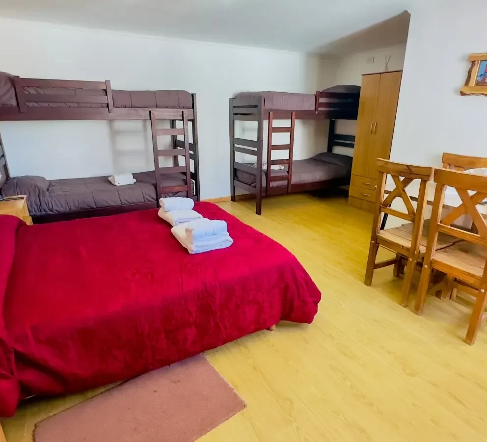 Estimados Huéspedes: Nuestro Apart Hotel en Malargüe 27 Amplia habitacion sextuple con cuchetas y cama matrimonial, en alojamiento econoimico en Malargue - Al Sur Apart