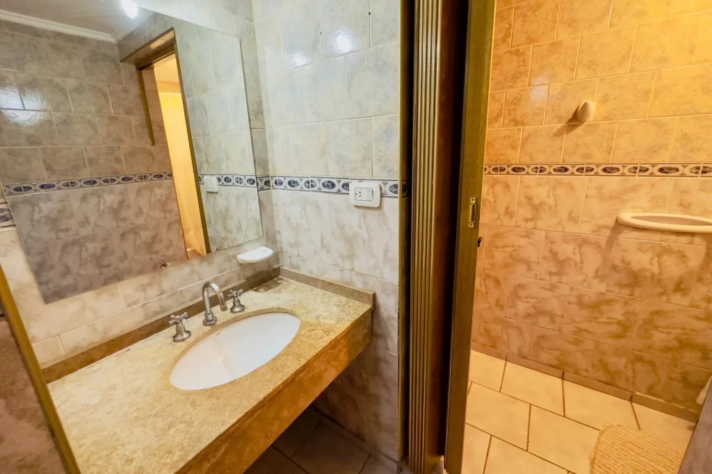 Fotos de Al Sur Apart de Malargüe 4 Antebaño y baño de la habitacion principal doble matrimonial de un amplio apart de 3 ambientes 2 baños en Al Sur Apart