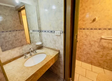 Alojamiento para Grupos Familiares en Malargüe | Departamento Grande para 8 Personas 4 Antebaño y baño de la habitacion principal doble matrimonial de un amplio apart de 3 ambientes 2 baños en Al Sur Apart