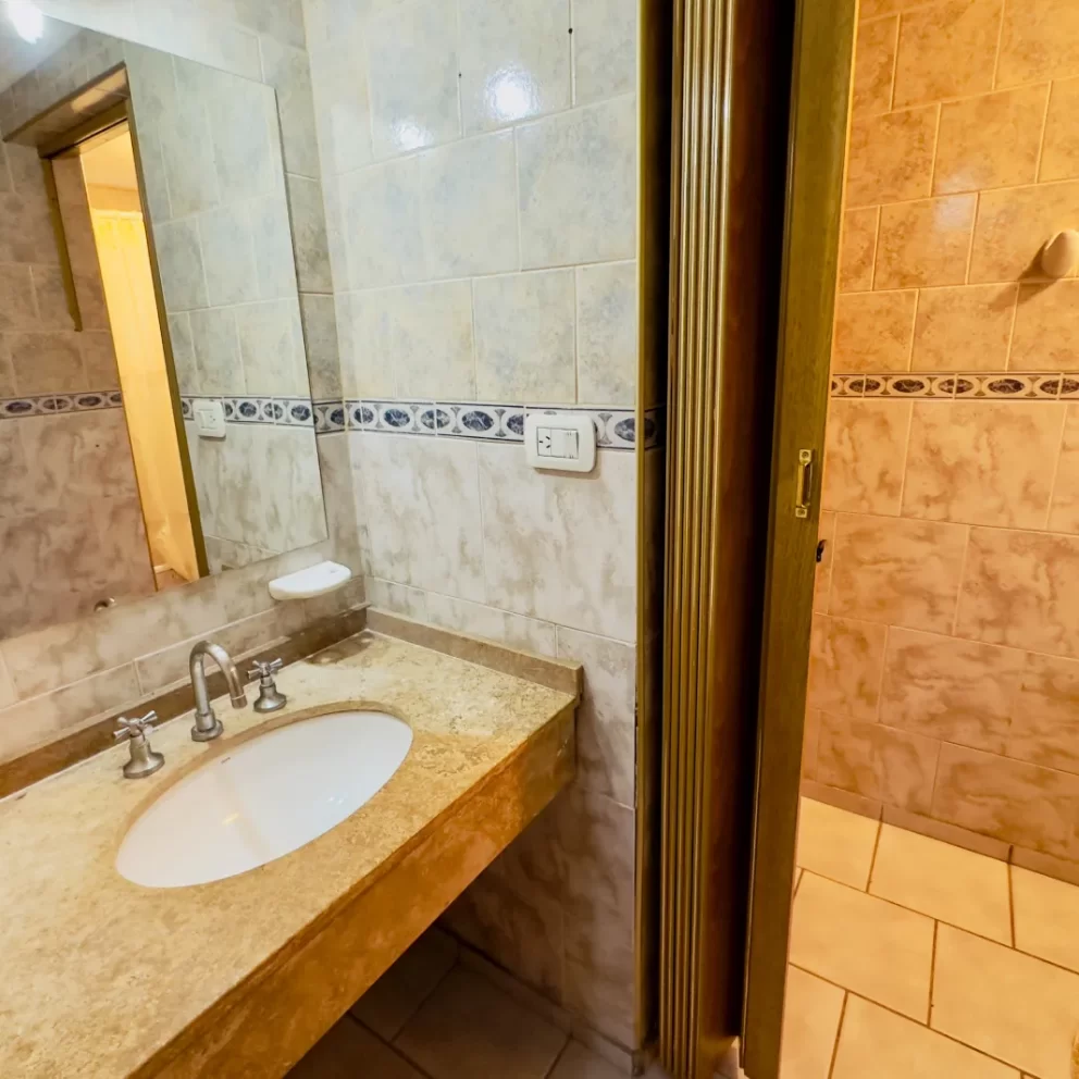 Estimados Huéspedes: Nuestro Apart Hotel en Malargüe 20 Antebaño y baño de la habitacion principal doble matrimonial de un amplio apart de 3 ambientes 2 baños en Al Sur Apart