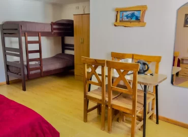 Alojamiento Económico en Malargüe – Habitación Séxtuple Ideal para Grupos y Familias 3 Amplia habitacion cuadruple-sextuple con sillas, pava electrica, tostadora