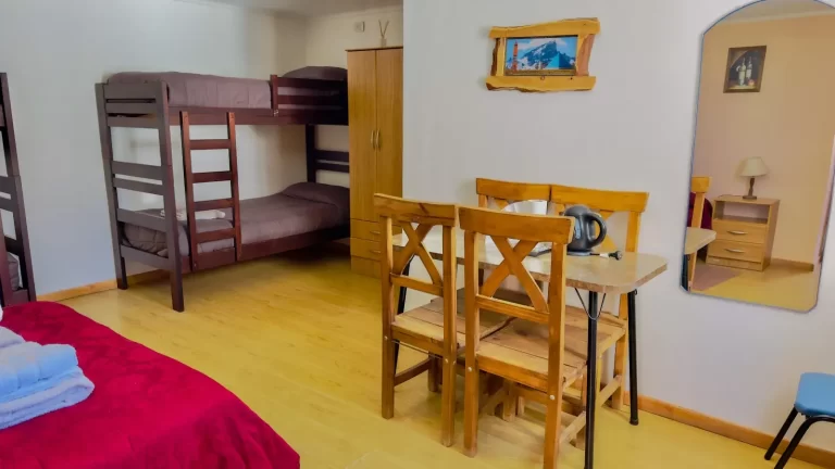 Fotos de Al Sur Apart de Malargüe 23 Amplia habitacion cuadruple-sextuple con sillas, pava electrica, tostadora