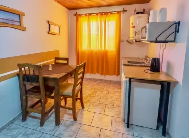 Alquiler en Malargüe: Apart Ideal para 3-4 Personas 2 Sector kitchennette y comedor de los aparts 2 ambientes 1 baño. Alquiler en Malargüe en Al Sur Apart alojamiento turistico de Malargüe