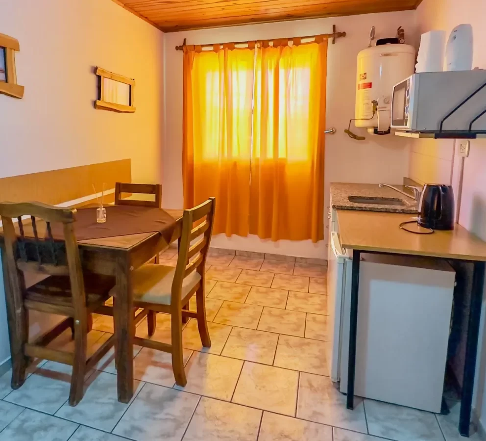 Estimados Huéspedes: Nuestro Apart Hotel en Malargüe 2 Sector kitchennette y comedor de los aparts 2 ambientes 1 baño. Alquiler en Malargüe en Al Sur Apart alojamiento turistico de Malargüe