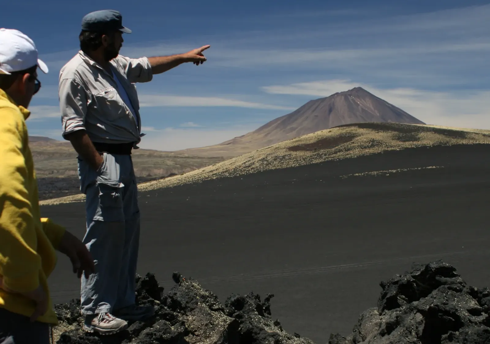 Descubrí el turismo en Malargüe Mendoza.. 3 Volcanes de Payunia -vista del Payunia Liso - una imperdible visita del turismo en Malargue Mendoza Argentina